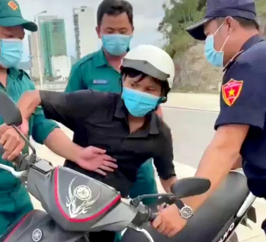 Tổ công tác của phường Vĩnh Hòa tạm giữ xe máy và giấy tờ của công nhân Trần Văn Em trong ngày 18/7. Ảnh cắt từ clip.