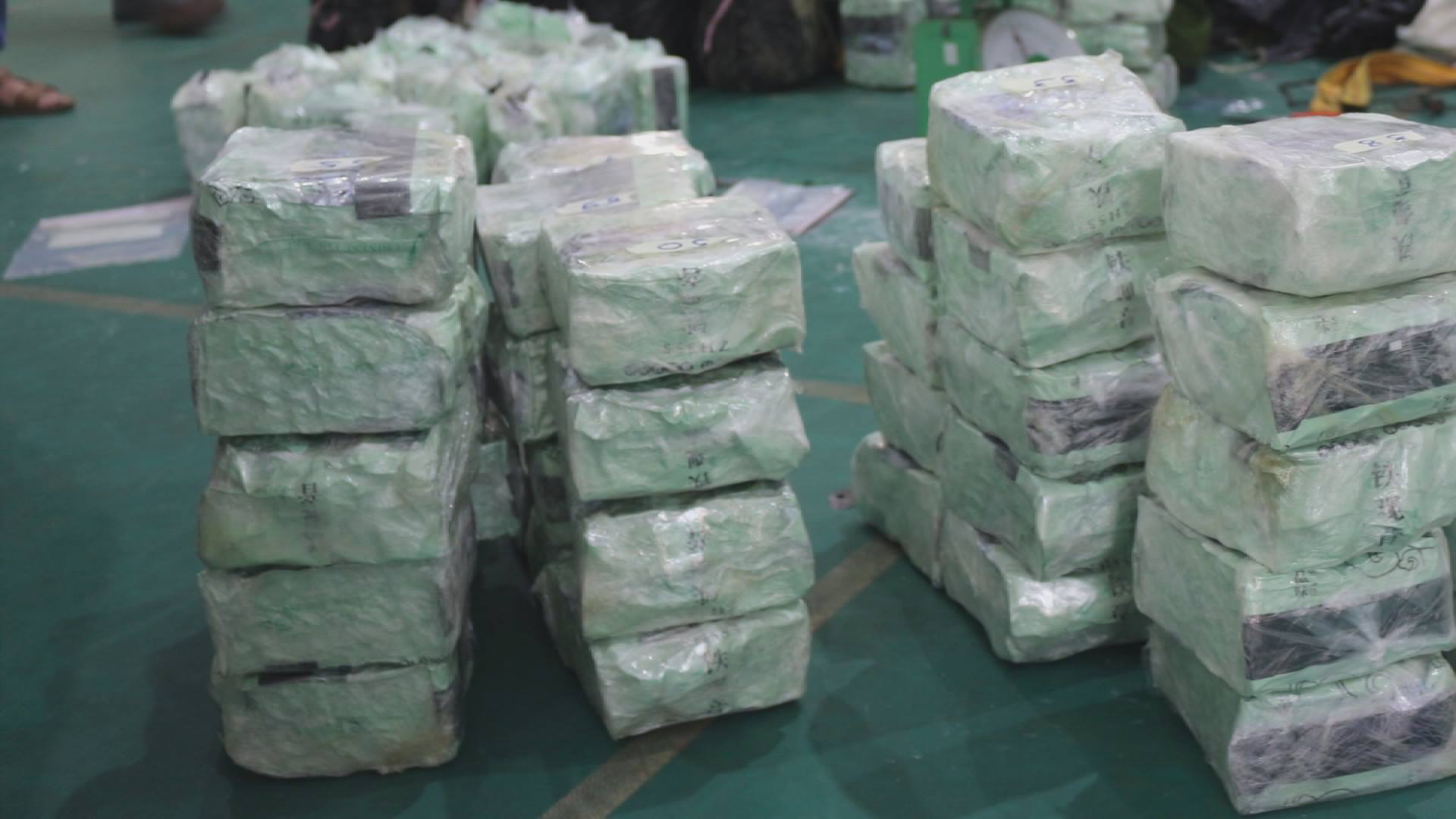 Lực lượng công an phát hiện 200kg ma túy trên xe của các đối tượng