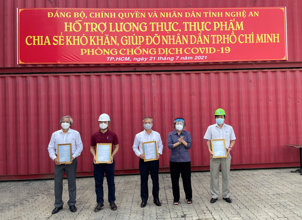 Chủ tịch Ủy ban MTTQ Việt Nam TPHCM trao thư cảm ơn của TPHCM cho đại diện tỉnh Nghệ An