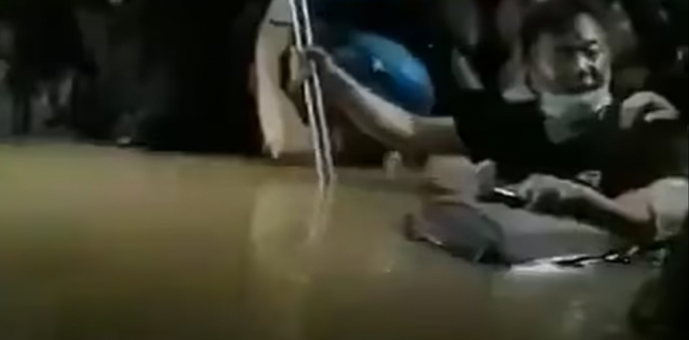 Ảnh cắt từ video cho thấy nước lũ tràn vào toa tàu điện ngầm ở Trịnh Châu