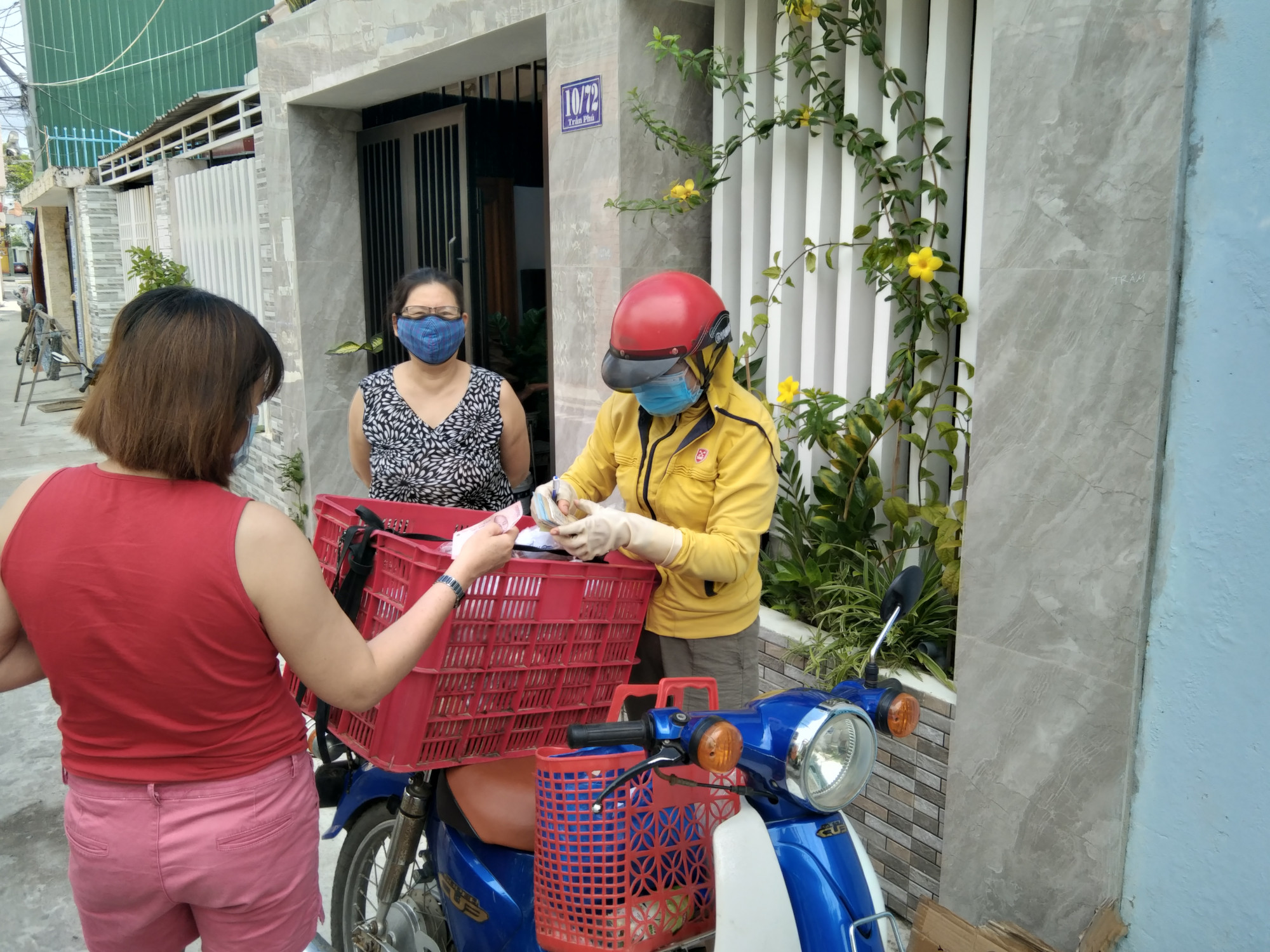 Người dân Phú Yên mua hàng ship, phòng chống dịch bệnh COVID-19