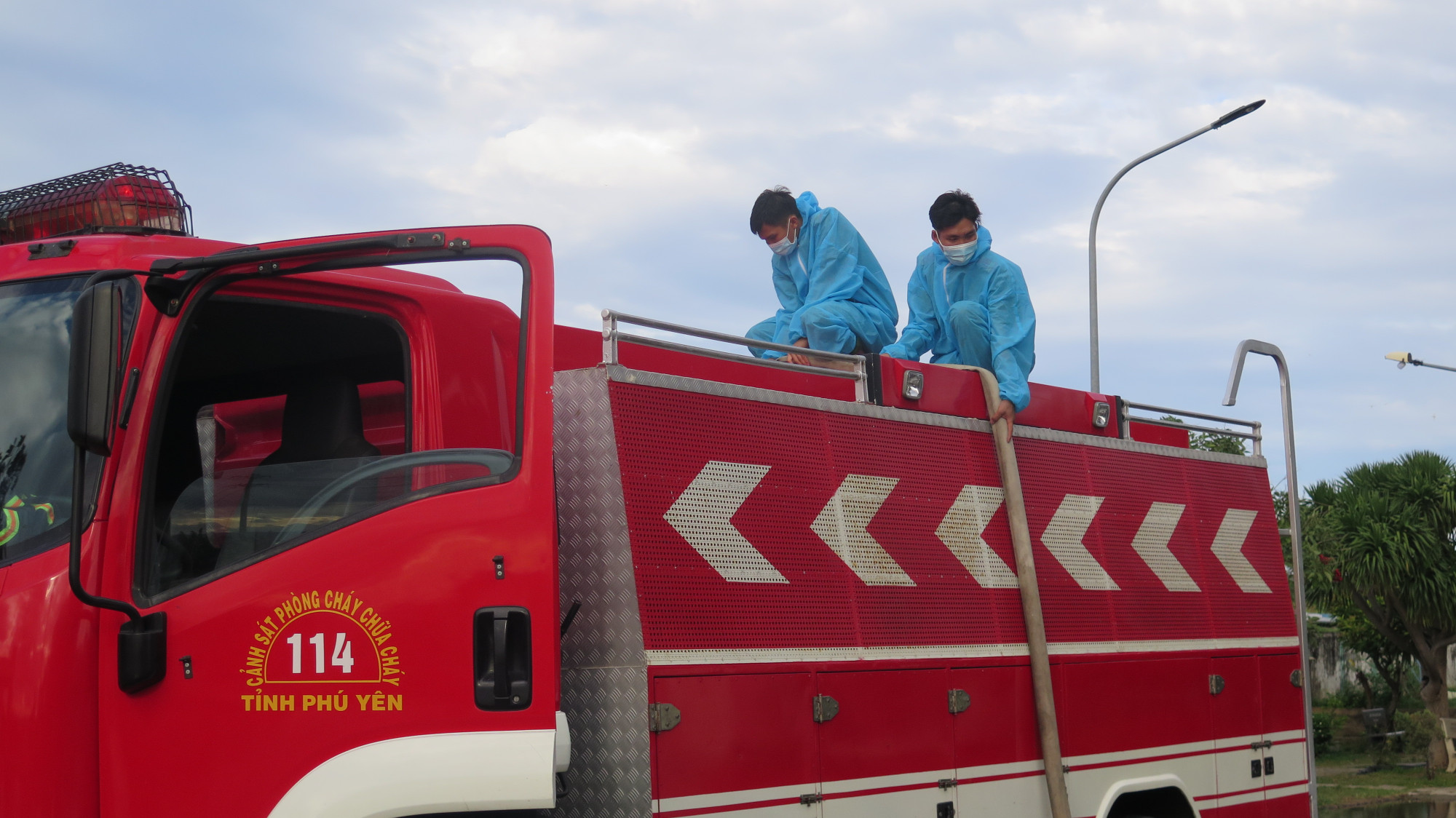 Công ty Cổ phần cấp thoát nước Phú Yên phối hợp với Công an tỉnh Phú Yên sử dụng xe chữa cháy để cấp nước cho các bệnh viện.