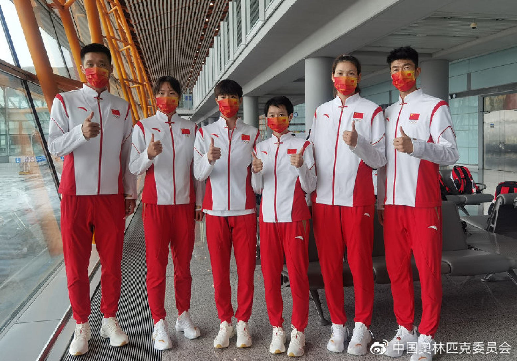 Trung Quốc: Ye Jintian đảm nhận khâu thiết kế trang phục cho đội Olympic Trung Quốc. Với hai tông màu đỏ và trắng chủ đạo được tô điểm với lá cờ Trung Quốc và biểu tượng của hãng đồ thể thao khổng lồ Anta, nhà sản xuất trang phục, Ye Jintian sẽ trình làng bộ quần áo “rồng vô địch” kết hợp với chất liệu vải cao cấp cho các vận động viên.