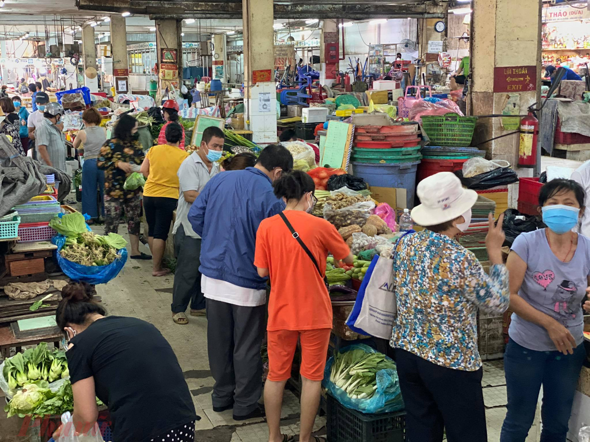 Chợ khá  đông khách hàng đến mua thực phẩm