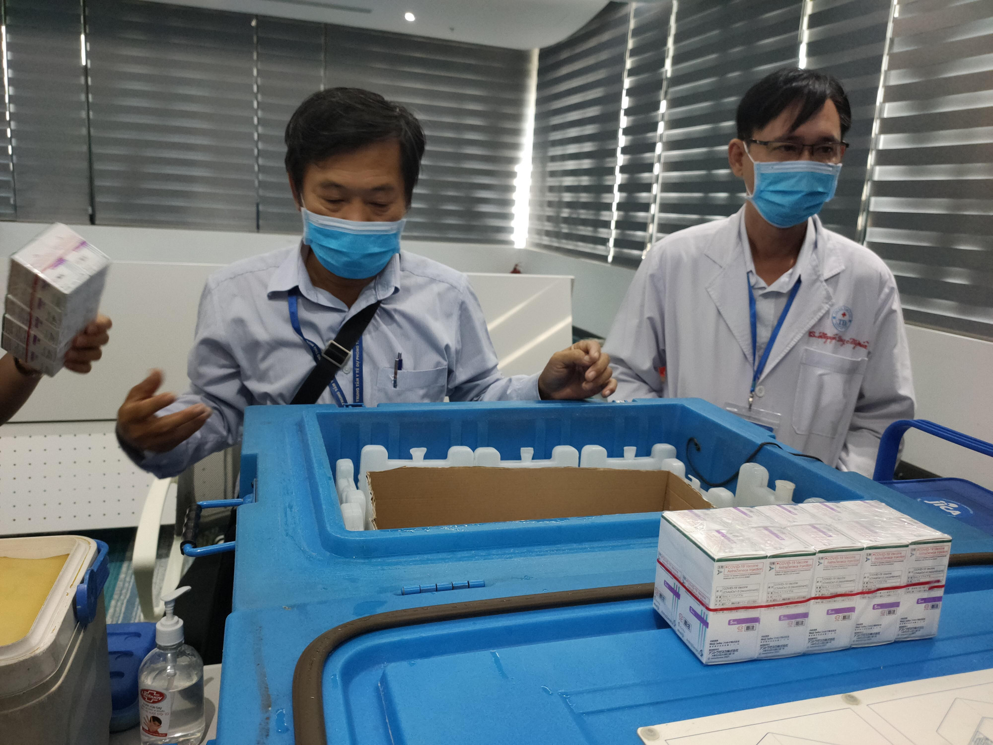 Hộp lạnh đựng vắc xin AstraZeneca trong chiến dịch tiêm chủng hơn 800.000 người tại TPHCM hồi tháng 6/2021. Ảnh: Hiếu Nguyễn