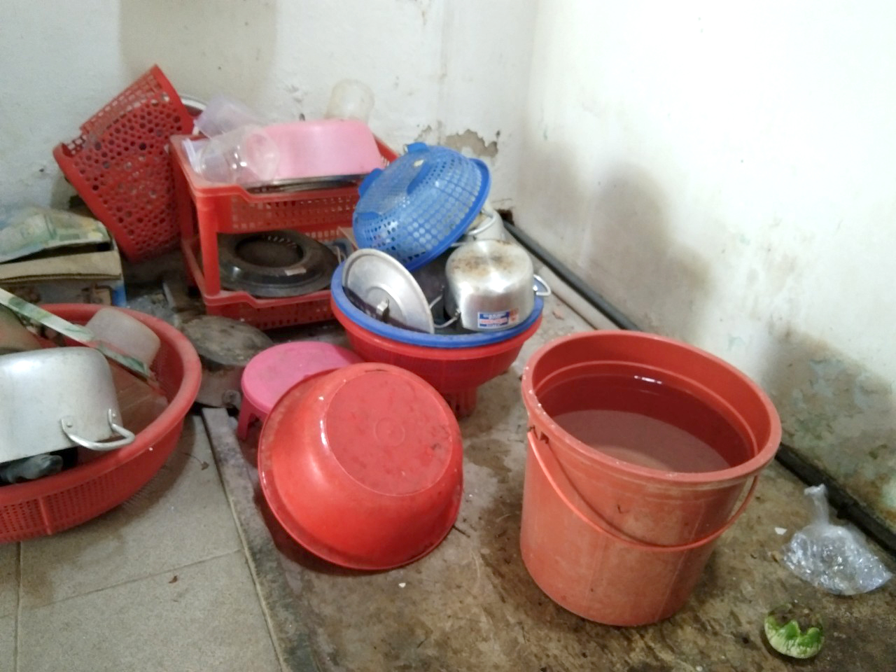 Tình trạng thiếu nước sinh hoạt trên địa bàn TP. Tuy Hòa và TX Đông Hòa (Phú Yên), người dân dùng xô chậu hứng nước.
