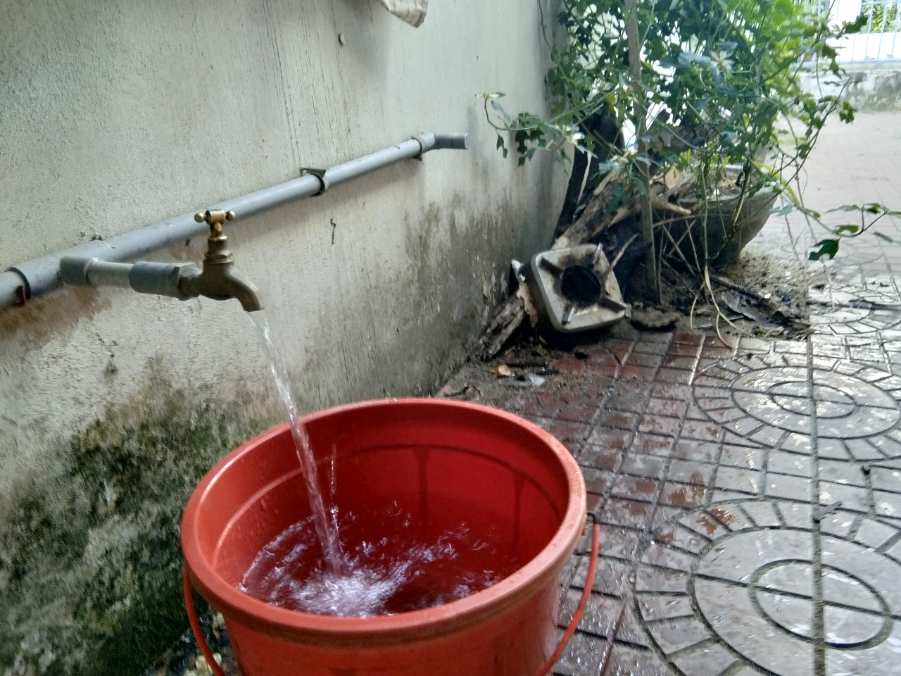 Người dân ở TP Tuy Hòa dùng sô chậu chứa nước