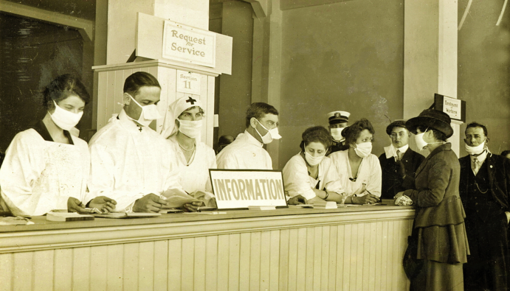 Y bác sĩ đeo khẩu trang khi làm việc tại một trung tâm hỗ trợ y tế ở San Francisco, California năm 1918 - ẢNH: NYTIMES