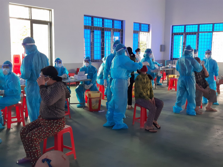 +1: Người dân phường Bình Định (TX An Nhơn)  thực hiện test nhanh kháng nguyên SARS-CoV-2.