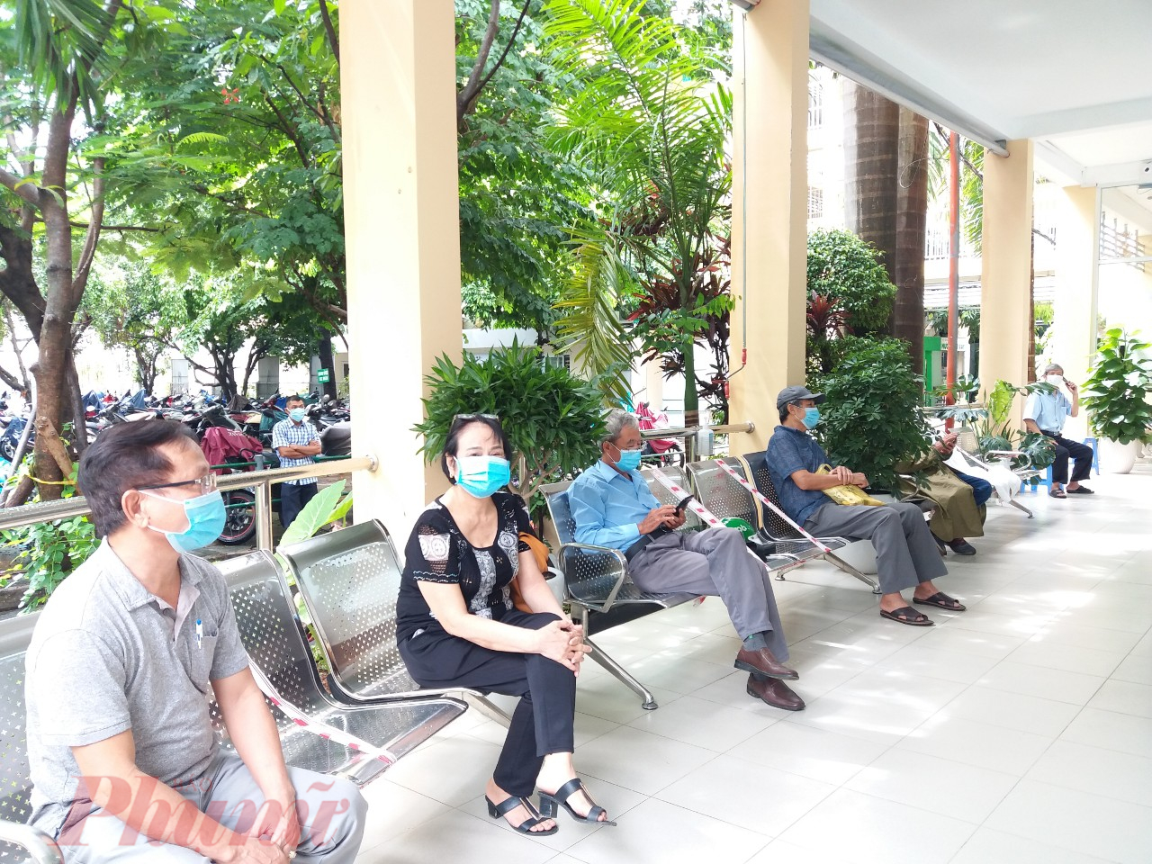 Các cụ ông, cụ bà trên nhiều phường của TP Thủ Đức đã có mặt tại Bệnh viện Lê Văn Thịnh (Bệnh viện Quận 2 cũ) để chờ đến lượt tiêm vắc xin. Các cụ được chuẩn bị ghế ngồi trong lúc chờ đợi với khoảng cách an toàn