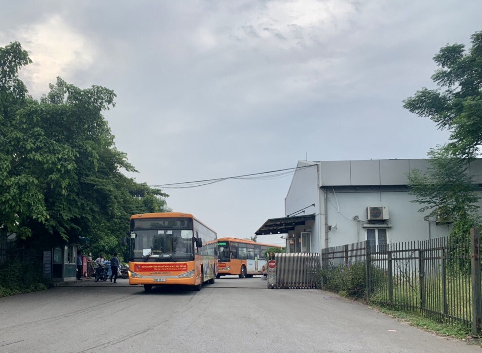 Gần 20 xe buýt chuyên phục vụ đón công dân từ Sân bay Nội Bài về khu cách ly.