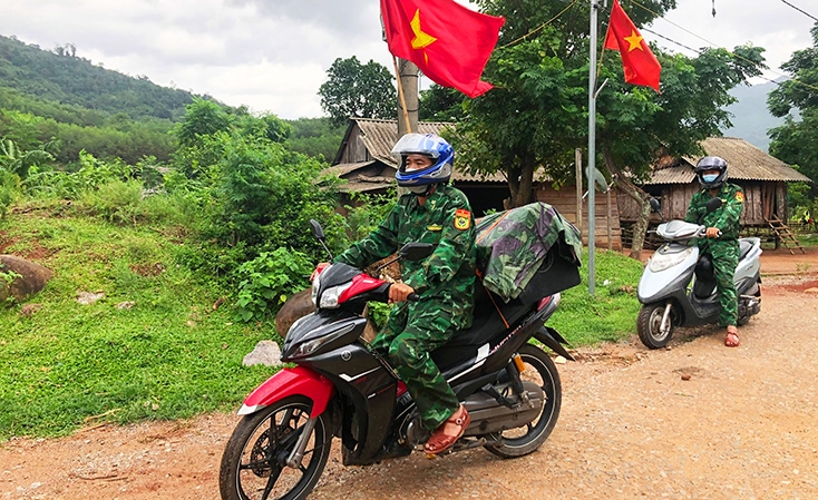 Bộ đội biên phòng của khẩu Cha Lo tuyên truyền bà con sinh sống dọc tuyến biên giới Việt - Lào phòng chống dịch COVD-19 