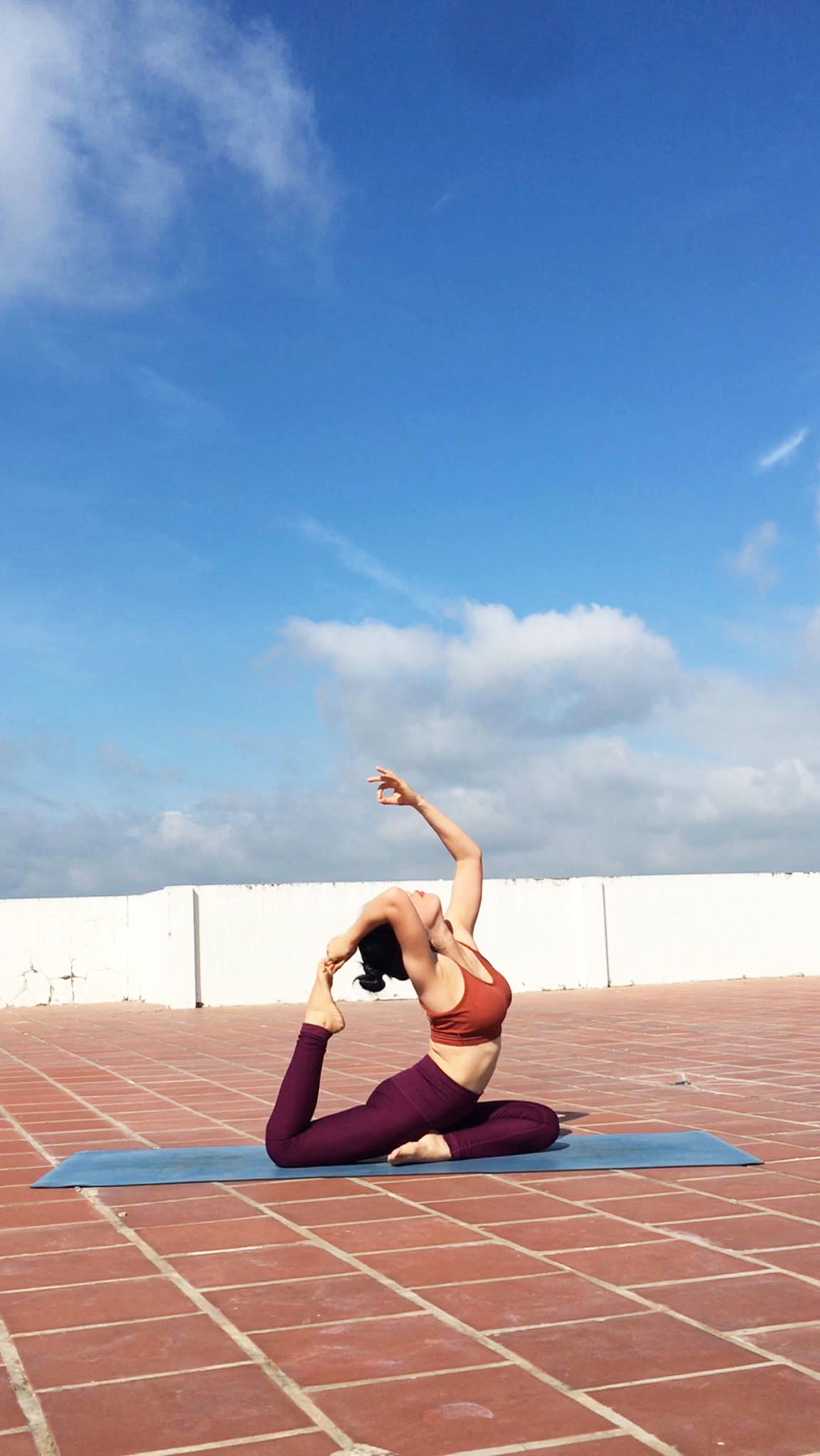 Tác giả với bài tập yoga  vào mỗi buổi sáng 