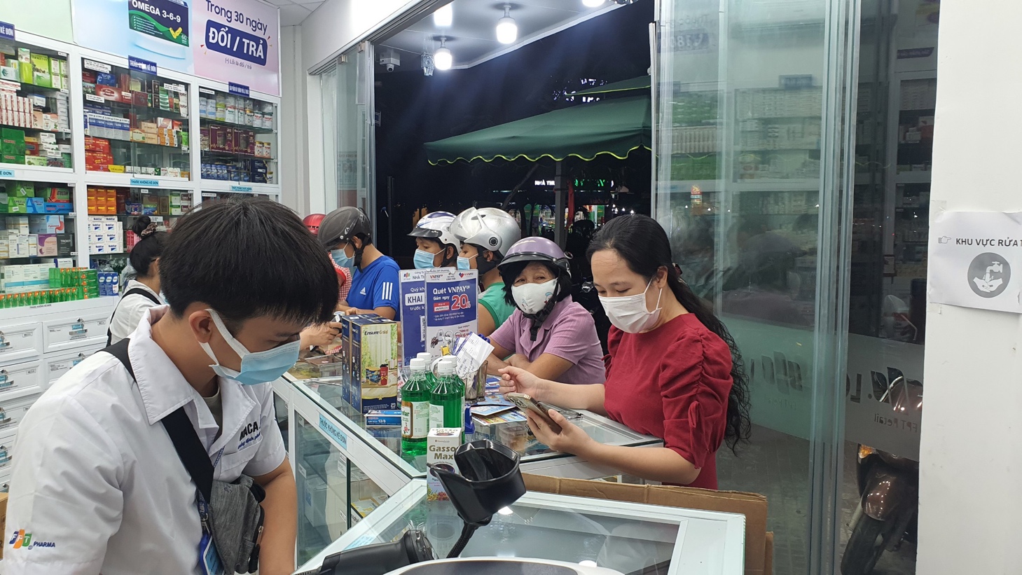 Các dược sĩ Long Châu hoạt động hết công suất phục vụ khách hàng. Ảnh: FPT Long Châu