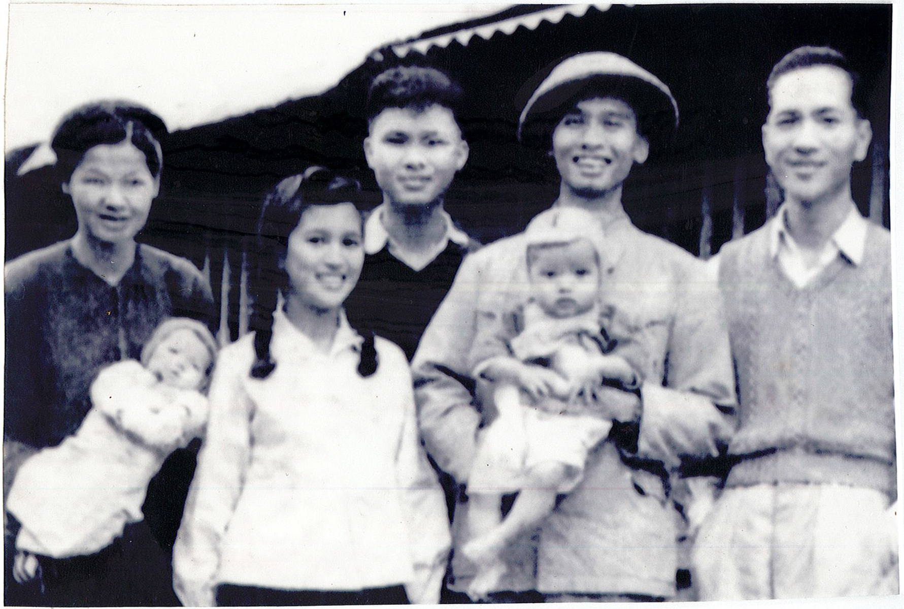 Bác sĩ Đại và vợ là Hoan đón đứa con đầu lòng tại Hà Nội năm 1954