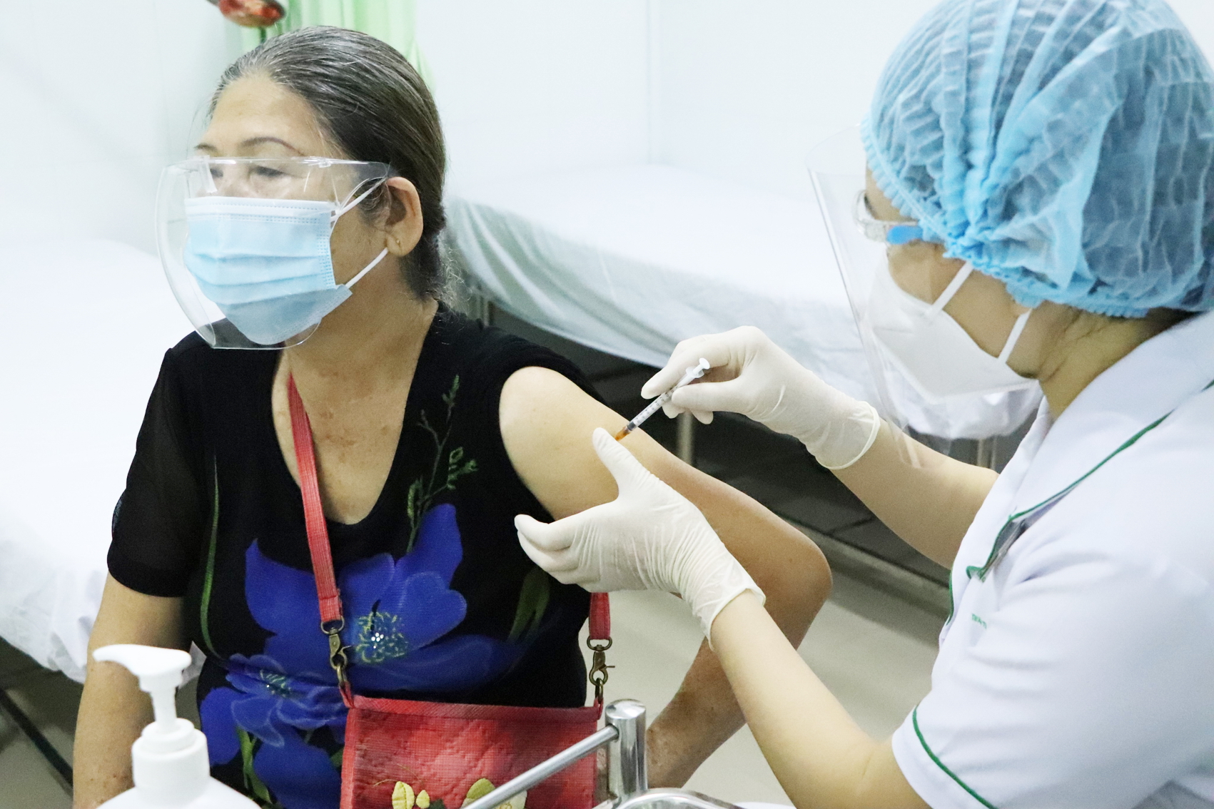 Người trên 65 tuổi được tiêm vắc-xin tại Bệnh viện Lê Văn Thịnh, TP.Thủ Đức (TP.HCM) - ẢNH: PHẠM AN