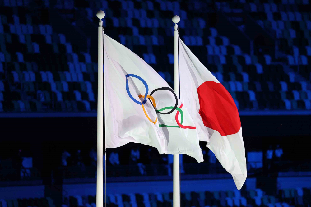 Lá cờ Olympic chính thức tung bay bên cạnh quốc kỳ Nhật Bản