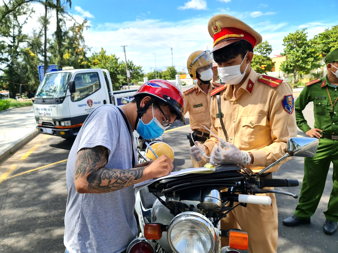 Một trường hợp khác “ra đường không có lý do chính đáng” cũng bị lập biên bản xử phạt