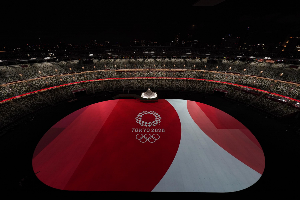 Sàn của sân vận động Olympic được thắp sáng trước khi bắt đầu lễ khai mạc