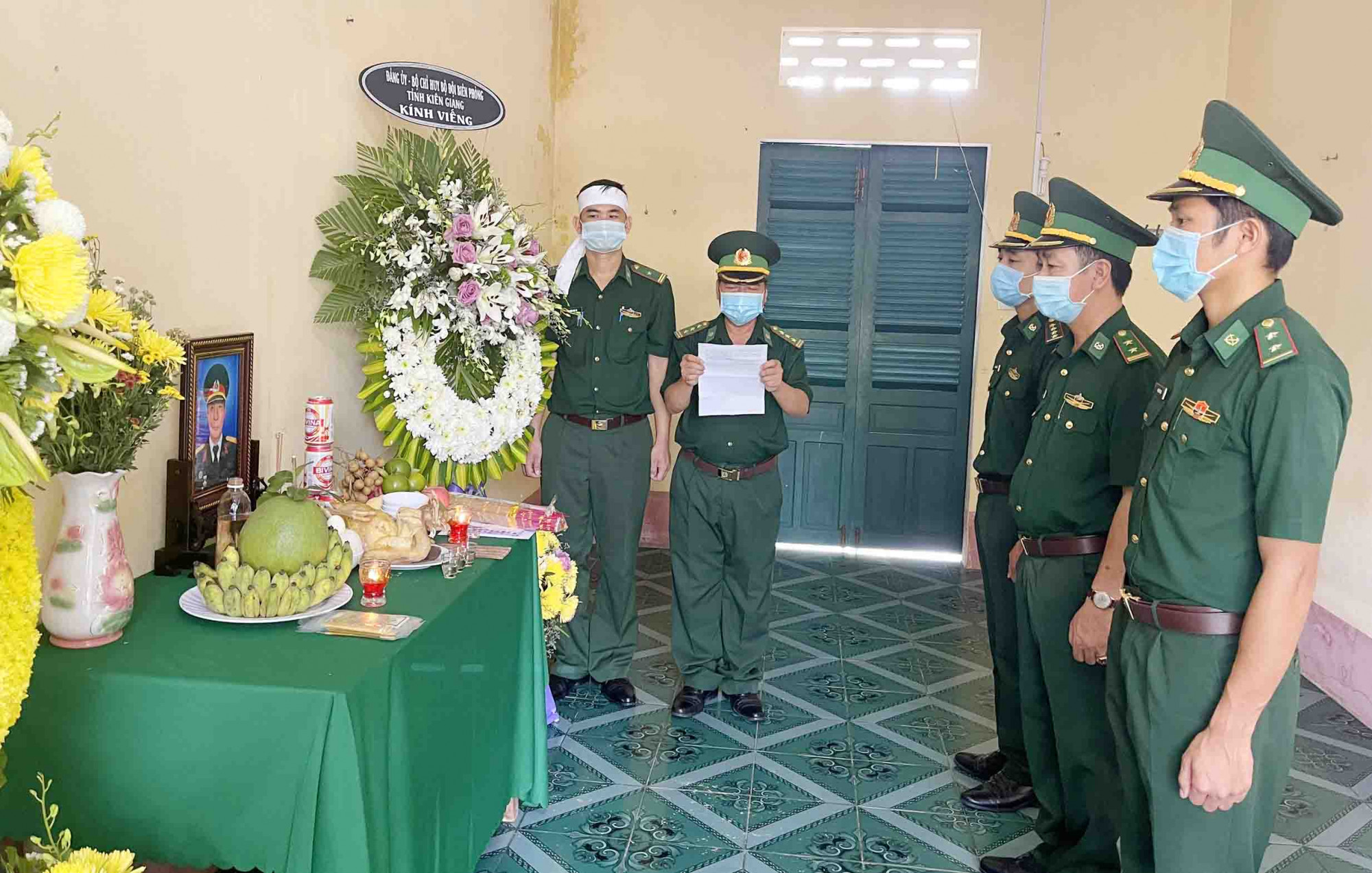 đại diện bộ đội biên phòng Gành Dầu đọc điện chia buồn của Đảng ủy, Bộ chỉ huy BĐBP tỉnh Kiên Giang