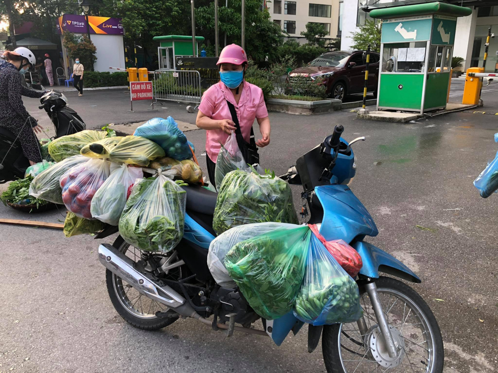 Các mặt hàng thực phẩm còn rất nhiều.