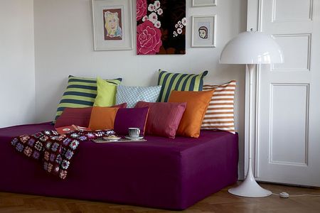 Để giường sofa thêm lôi cuốn, bạn có thể trang trí thêm những chiếc gối tựa lưng nhiều màu sắc hay những chiếc thảm ấm cúng.