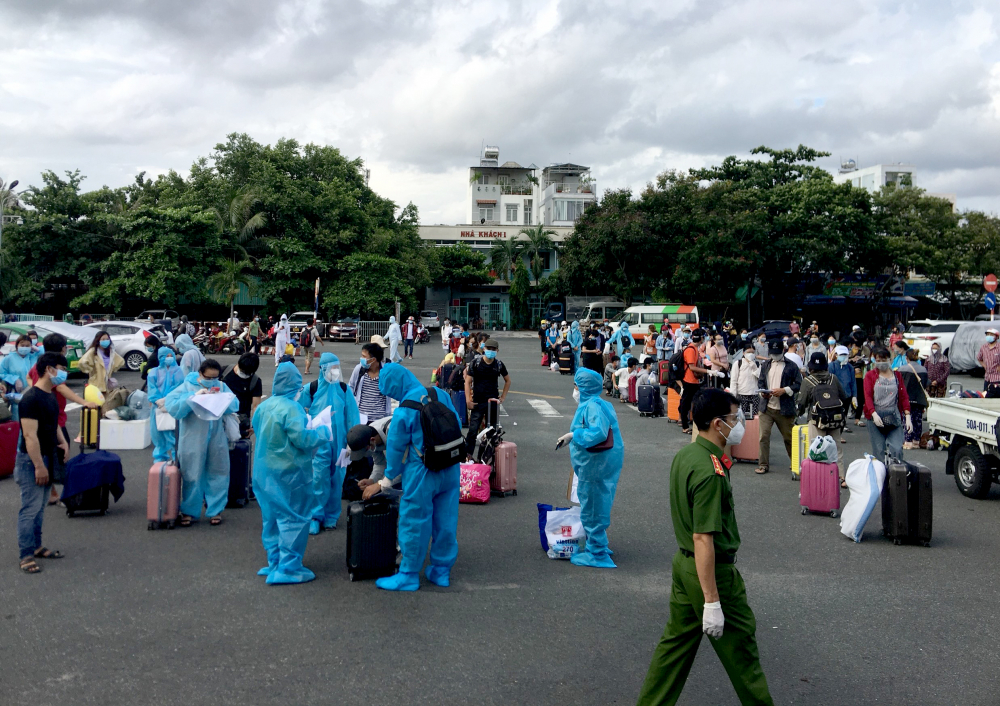 Chiều nay 24/7, ga Sài Gòn trở nên nhộn nhịp khác hẳn khung cảnh vắng vẻ ngày thường vì hơn 700 người dân Hà Tĩnh chuẩn bị lên chuyến tàu trở về quê nhà tránh dịch COVID-19 vào đêm nay.