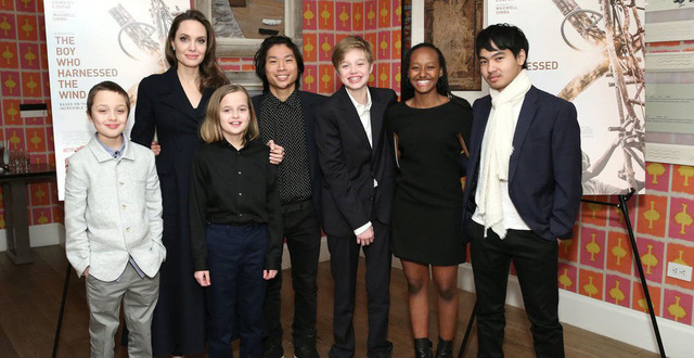 Angelina Jolie bên cạnh các con của mình.