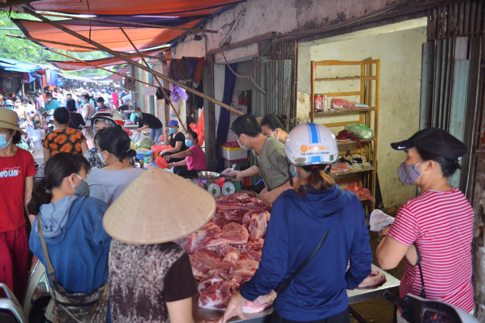 Bí thư Thành ủy Hà Nội cho rằng, các trung tâm thương mại, siêu thị, cửa hàng tiện ích phải có phương án duy trì hoạt động ngay cả khi phát hiện có ca F0