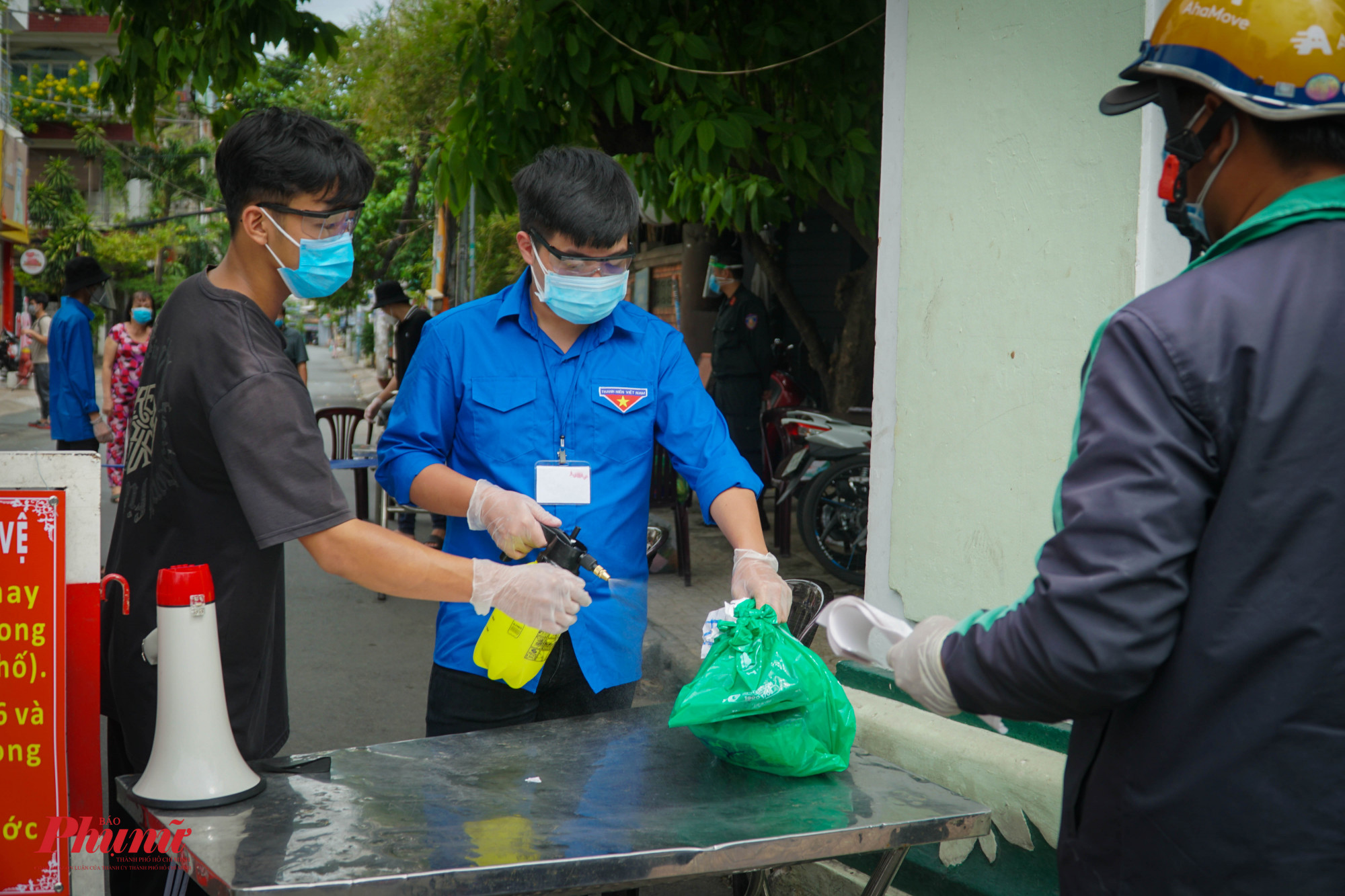 Tuy quá trình giao nhận có mất thời gian, nhưng người dân đều đồng tình với việc thực hiện lập chốt như này để bảo vệ an toàn người dân trong cư xá