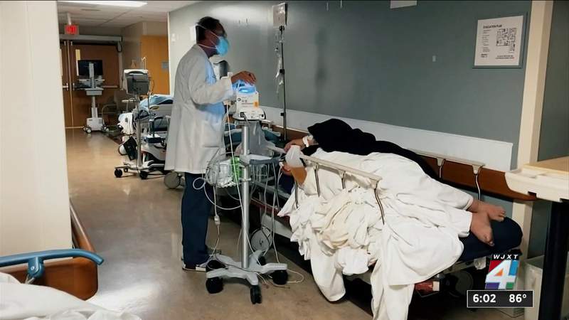 Nhiều bệnh nhân trở bệnh nặng đã phải cần sự hỗ trợ của máy thở - Ảnh: News4Jax
