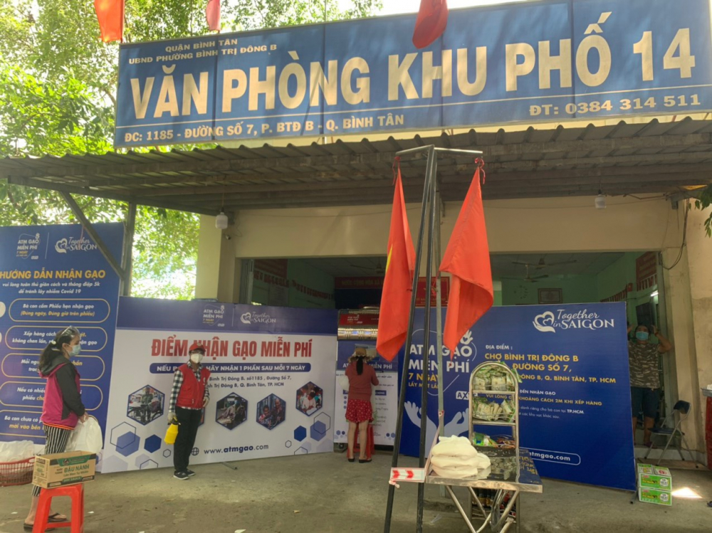 ATM gạo đặt tại trụ sở văn phòng khu phố 14, phường Bình Trị Đông B, quận Bình Tân. 