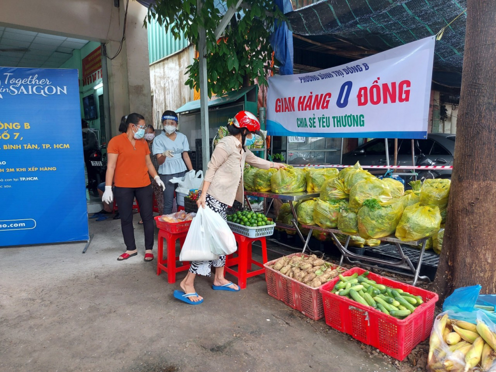 Bên cạnh ATM gạo là gian hàng rau củ quả tươi ngon dành cho người dân. 