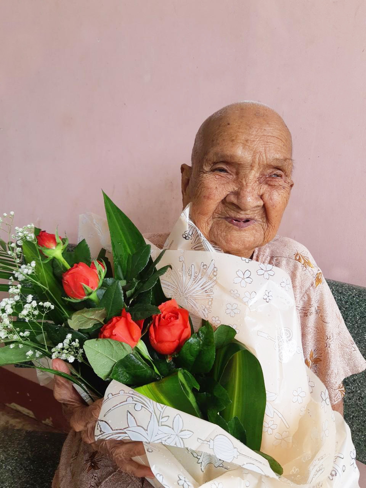 Má Tám Anh được mọi người gửi hoa chúc thọ tuổi 100 và tri ân nhân kỷ niệm ngày Thương binh Liệt sĩ