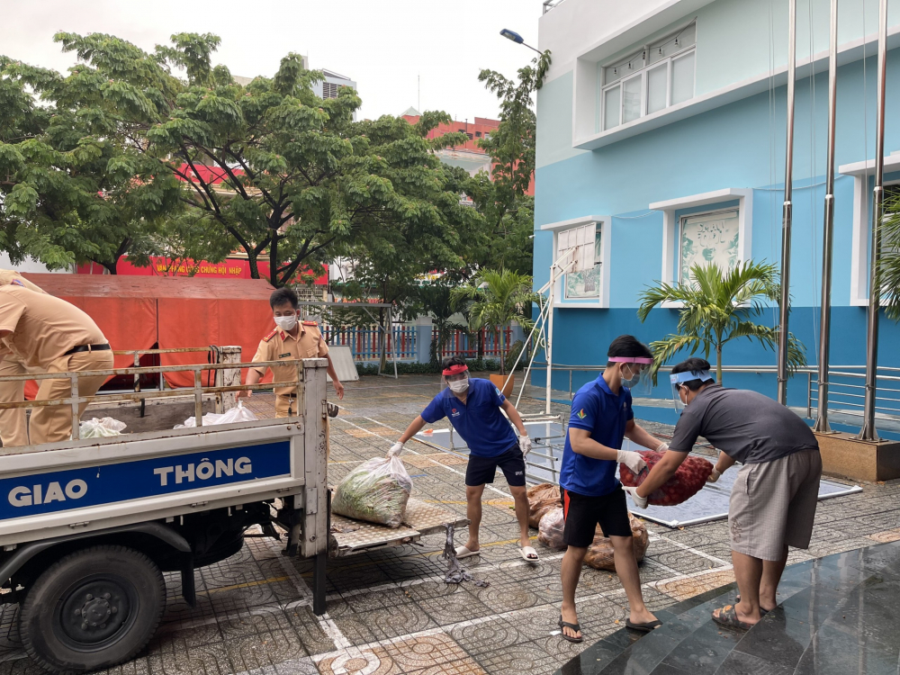 CSGT TPHCM trao tặng gạo, mì, rau, củ…cho người dân có hoàn cảnh khó khăn, người yếu thế trên địa bàn do ảnh hưởng bởi dịch Covid-19.