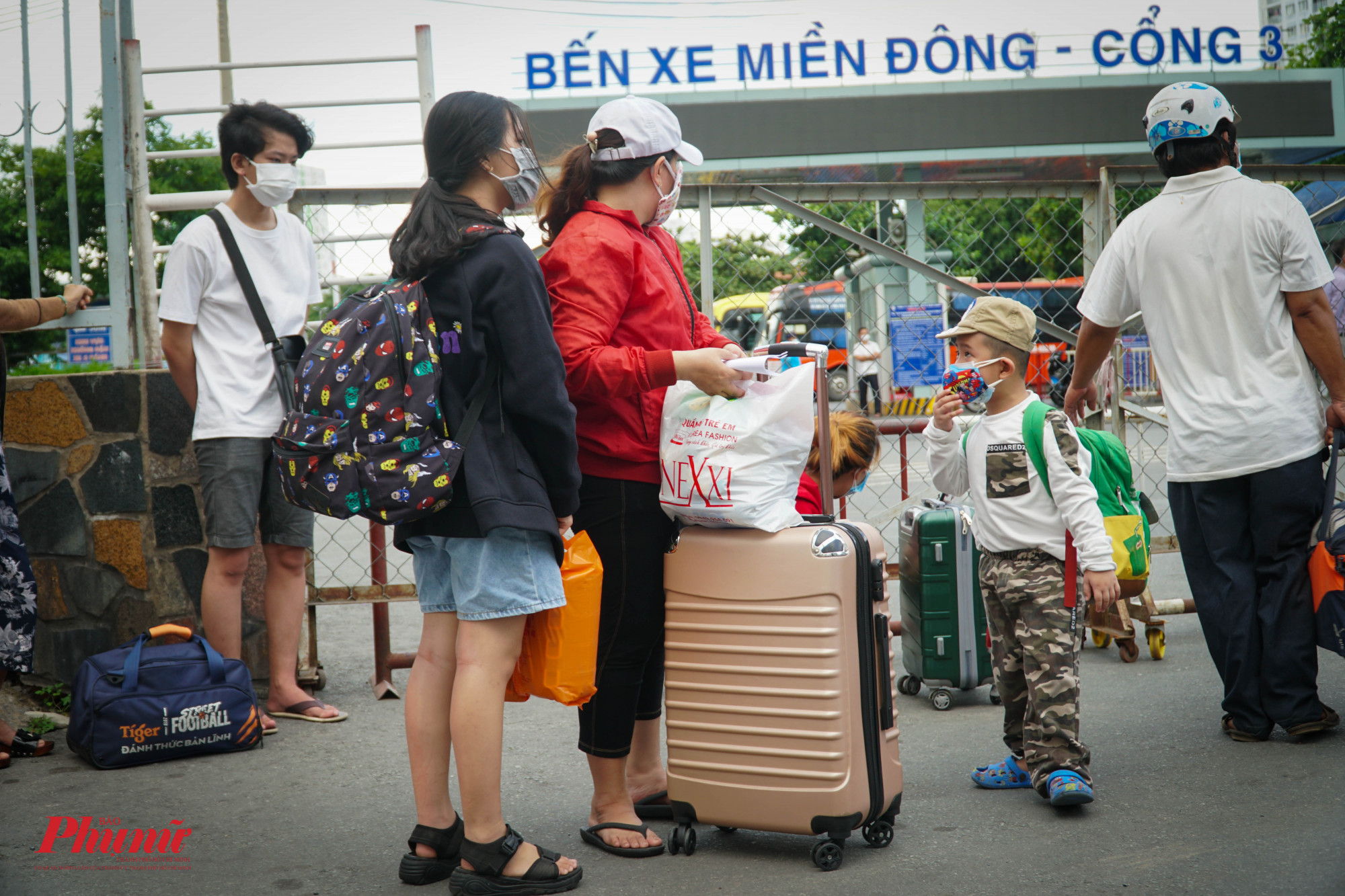 Cả gia đình cùng về quê trên chuyến xe yêu thương