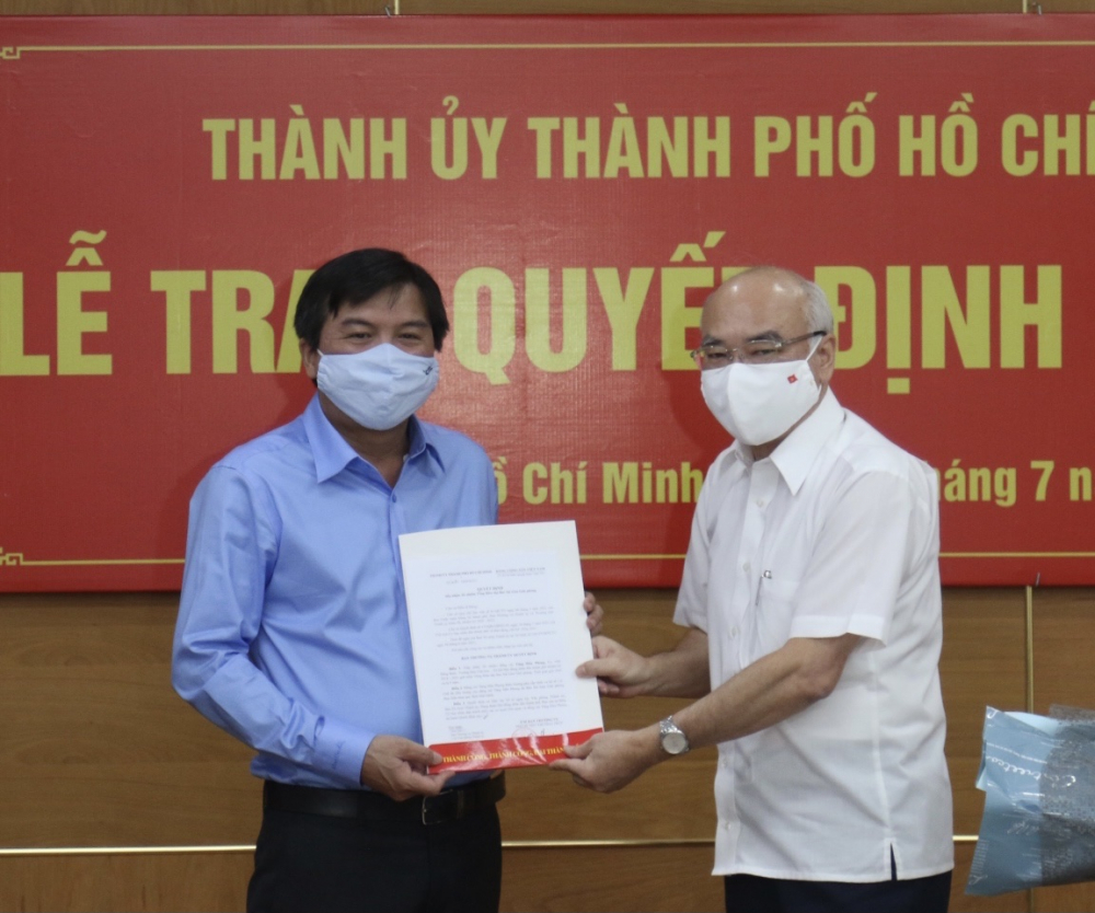 Trưởng Ban Tuyên giáo Thành ủy TPHCM Phan Nguyễn Như Khuê trao quyết định cho ông Tăng Hữu Phong. Ảnh: Tường Lam.
