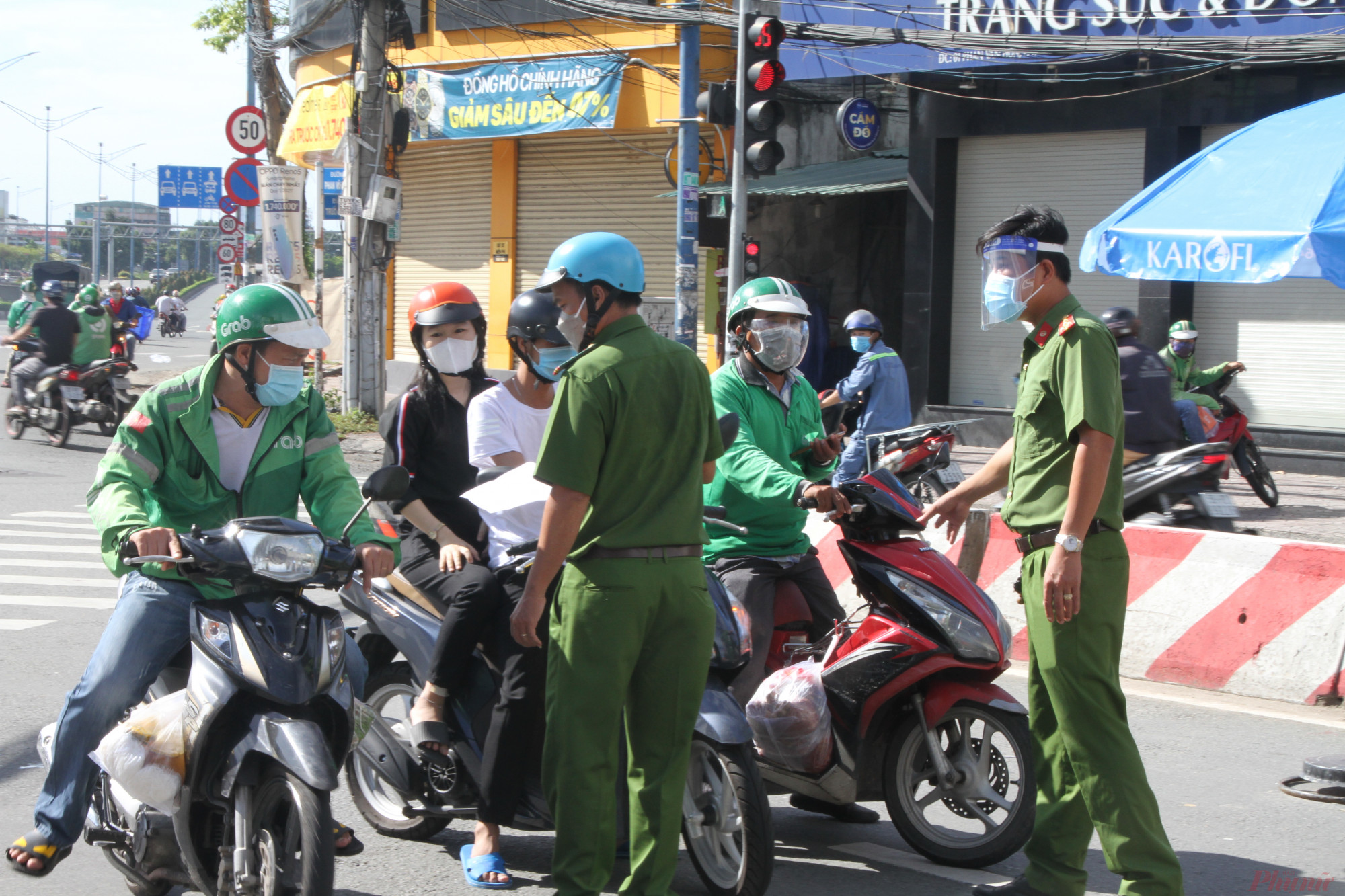 Nhiều shiper ở quận Tân Phú, Tân Bình, Gò Vấp đến giao hàng ở địa bàn Phường Tân Thới Nhất quận 12, bị buộc phải quay đầu xe, do quy định chỉ giao hàng trong nội quận huyện.