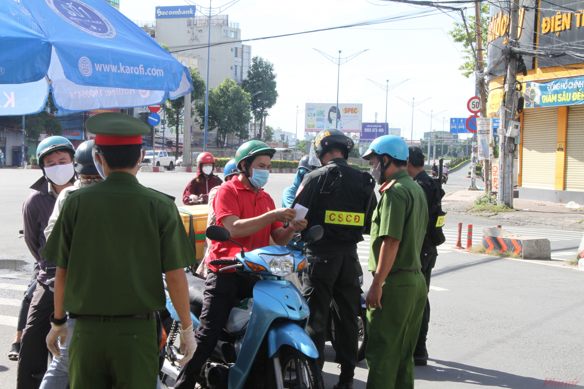 Lực lượng chức năng tại chốt kiểm soát giao lộ Trường Chinh - Phan Văn Hớn 