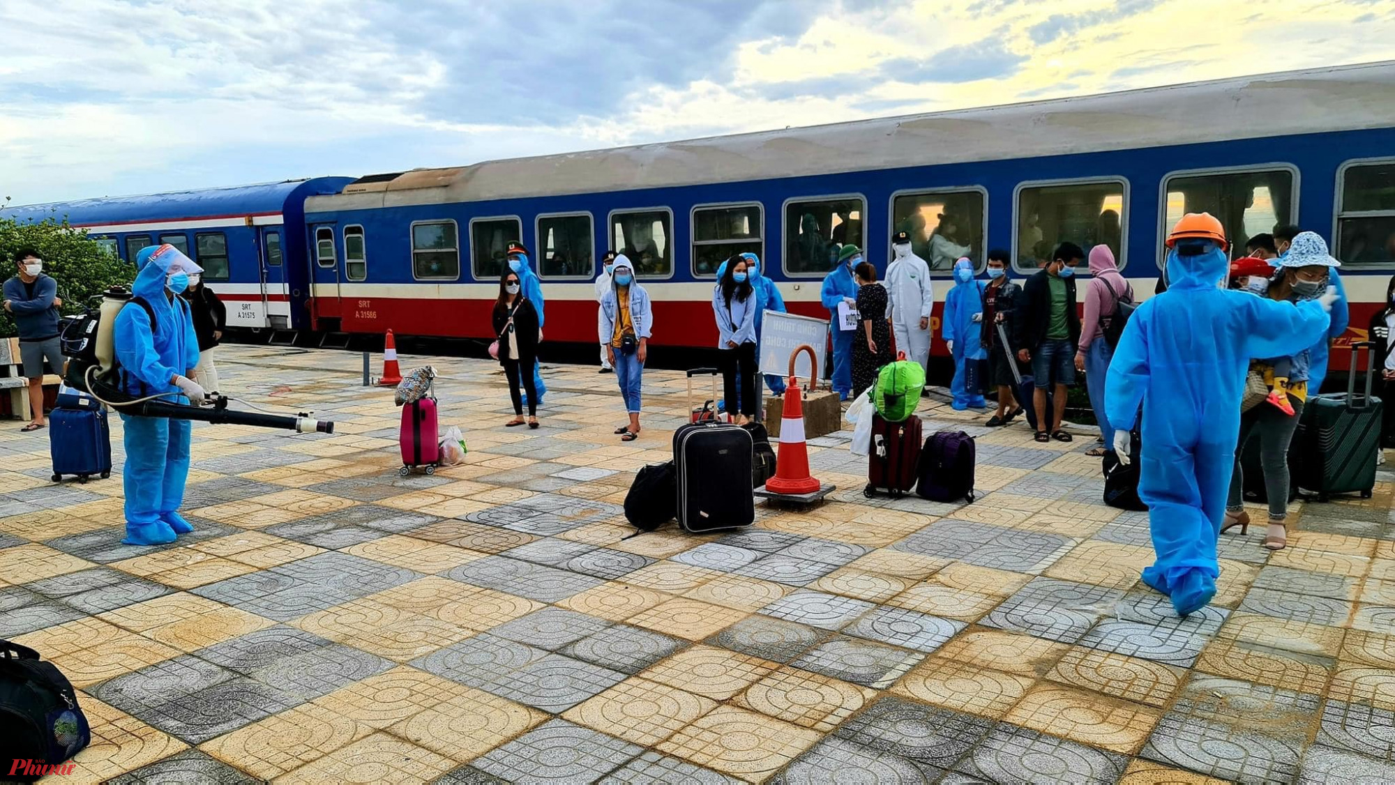 Rạng sáng 26/7, chuyến tàu đặc biệt mang số hiệu SE14 đã đưa 814 người dân Hà Tĩnh đầu tiên sinh sống, làm việc tại TPHCM và các tỉnh phía nam về đến ga Hương Phố (huyện Hương Khê) và ga Yên Trung (huyện Đức Thọ) của tỉnh Hà Tĩnh. 