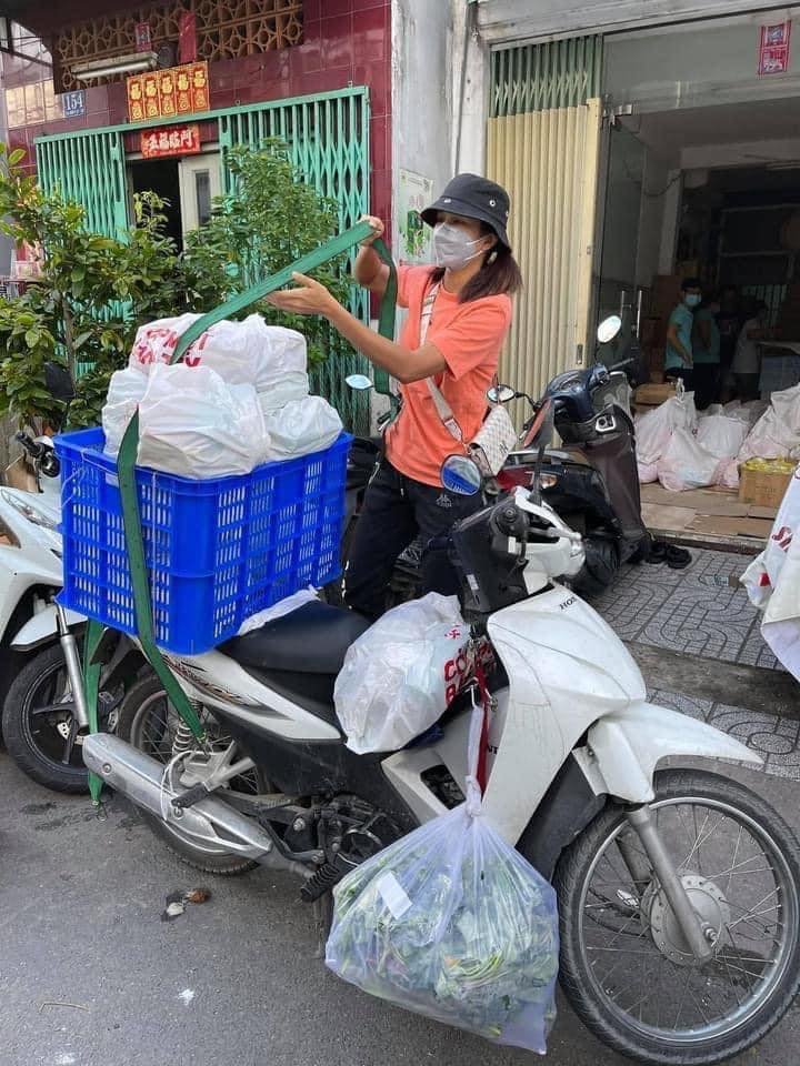 Mới đây, Hoa hậu H'Hen Niê khiến nhiều người bất ngờ khi chia sẻ hình ảnh đi làm shipper, hỗ trợ bà con vận chuyển hàng trong mùa dịch. 