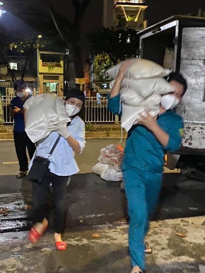 Sau loạt hoạt động như: tham gia lấy mẫu xét nghiệm, hát phục vụ bệnh viện dã chiến, khu cách ly, hớt tóc cho tình nguyện viên, Phương Thanh trở thành người bốc vác hàng hoá để vận chuyển gạo, rau muống đến các khu vực đang gặp khó khăn.