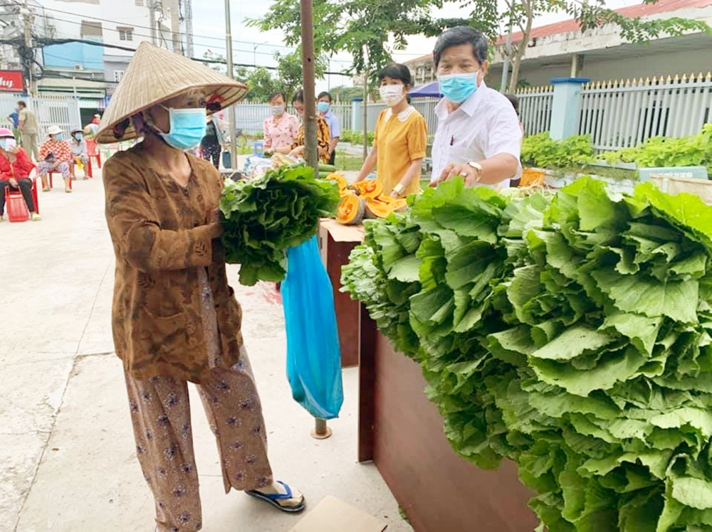 Để có rau xanh đưa đến tay người dân, các cán bộ mặt trận tổ quốc phải thức dậy từ sớm, loại bỏ phần rau hư và rửa sạch 