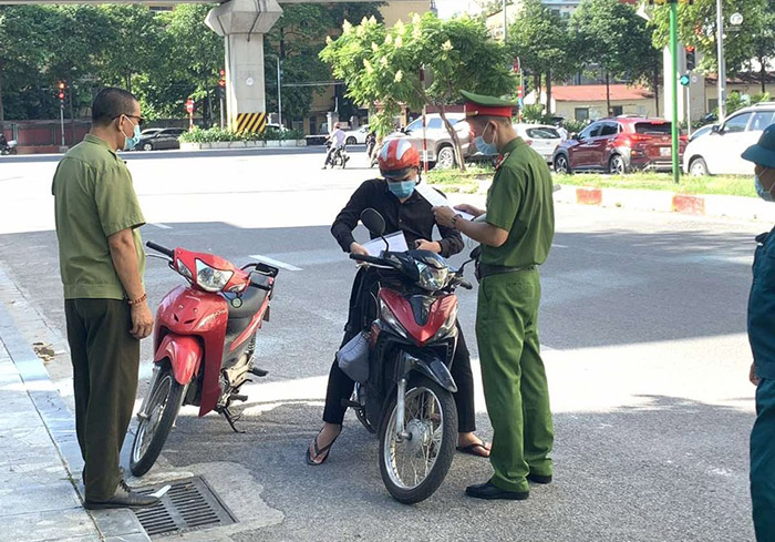 Lực lượng chức năng kiểm tra, nhắc nhở người dân không ra khỏi nhà khi không cần thiết