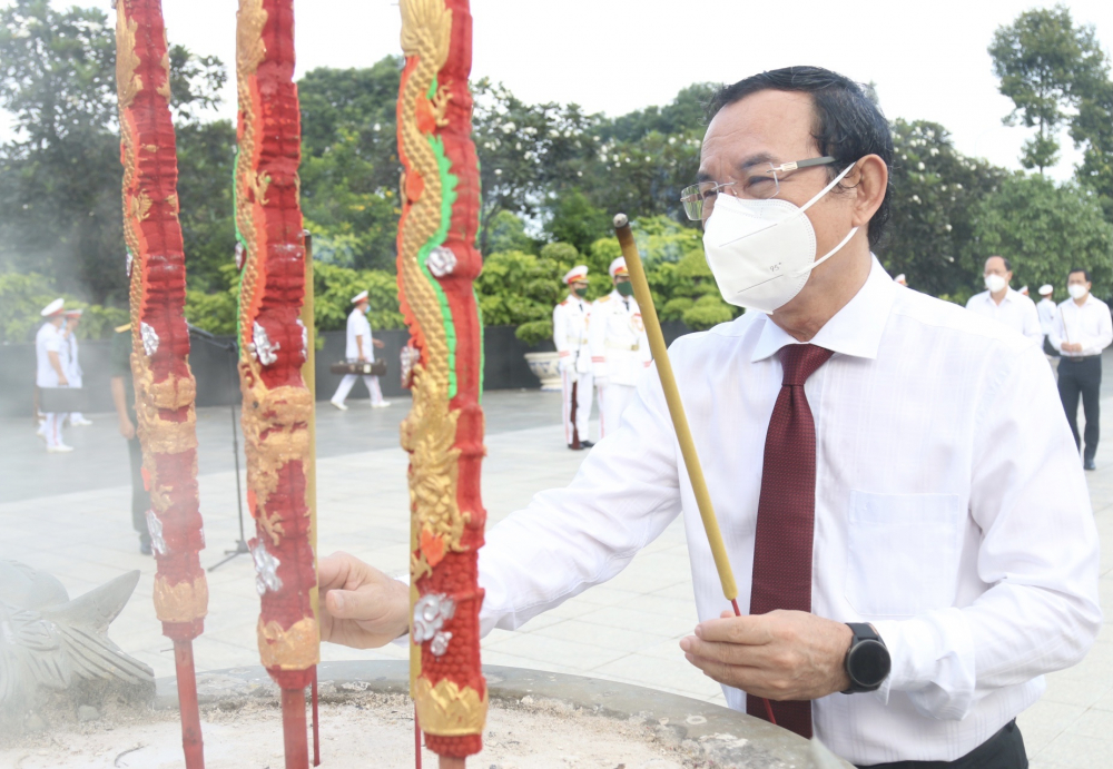 Bí thư Thành ủy TPHCM Nguyễn Văn Nên đã dẫn đầu đoàn đại biểu Thành ủy - HĐND - UBND, Ủy ban MTTQ Việt Nam TPHCM đến dâng hoa, dâng hương tưởng niệm các anh hùng liệt sĩ tại Nghĩa trang Liệt sĩ TPHCM