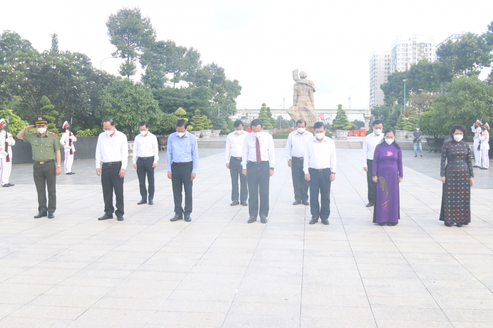 Các đại biểu lãnh đạo TPHCM mặc niệm tưởng nhớ anh linh các anh hùng liệt sĩ đã hy sinh máu xương vì một đất nước độc lập tự cường hôm nay.