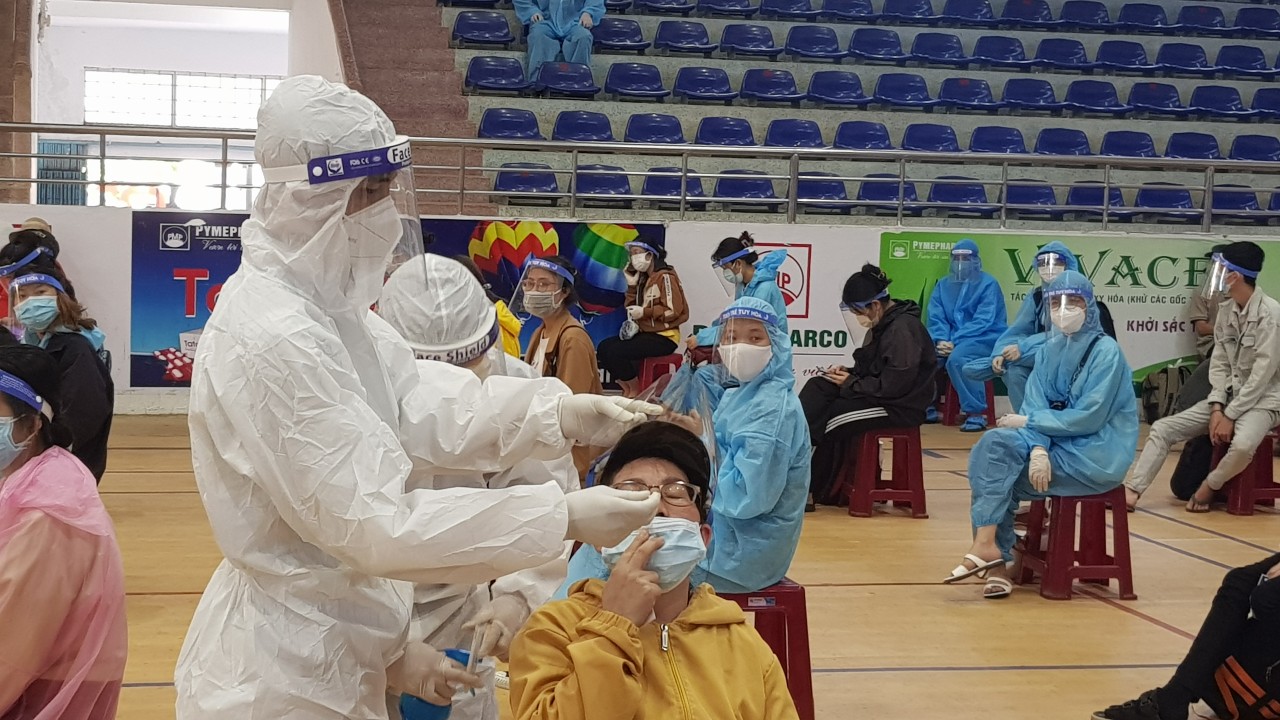 Công dân Phú Yên lấy mẫu xét nghiệm PCR trong nhà thi đấu Lê Trung Kiên