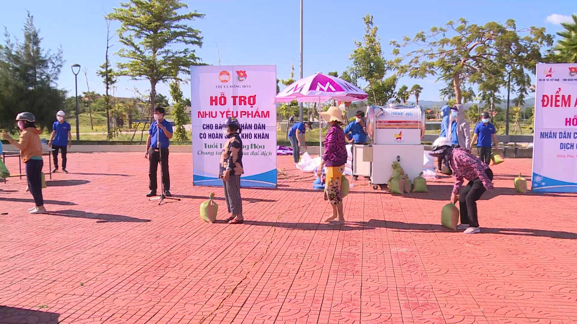 Người dân nhận ATM gạo ở thị xã Đông Hòa (Phú Yên)