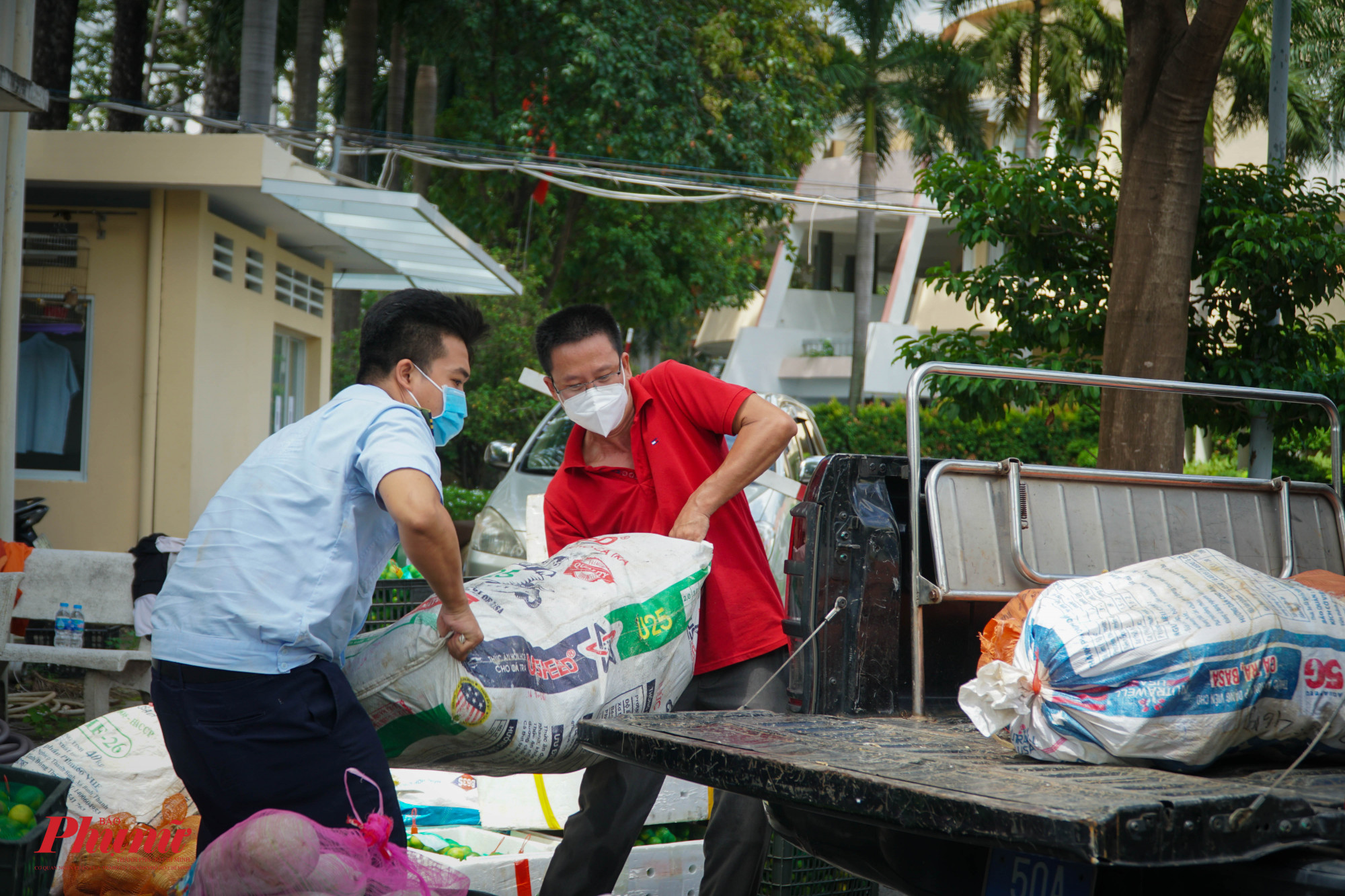 Sau đó các đơn vị này đến vận chuyển đi ngay.