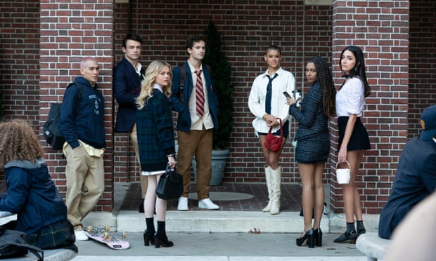 Dàn diễn viên Gossip Girl nổi bật với phong cách học đường preppy.